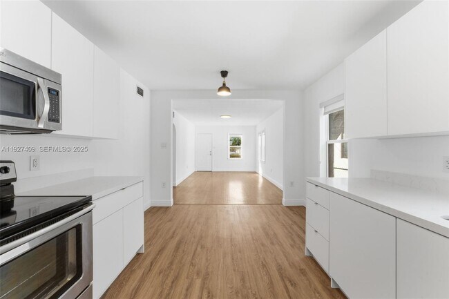 Primary Photo - 559 NE 68th St