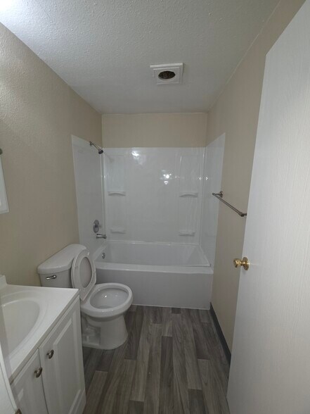 Building Photo - 2412 S I St