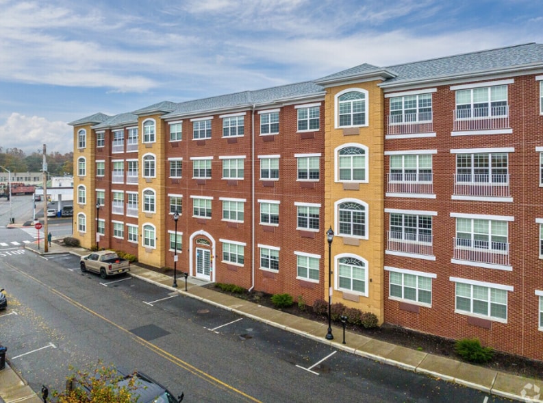 Building Photo - 21 Lakeside Ave