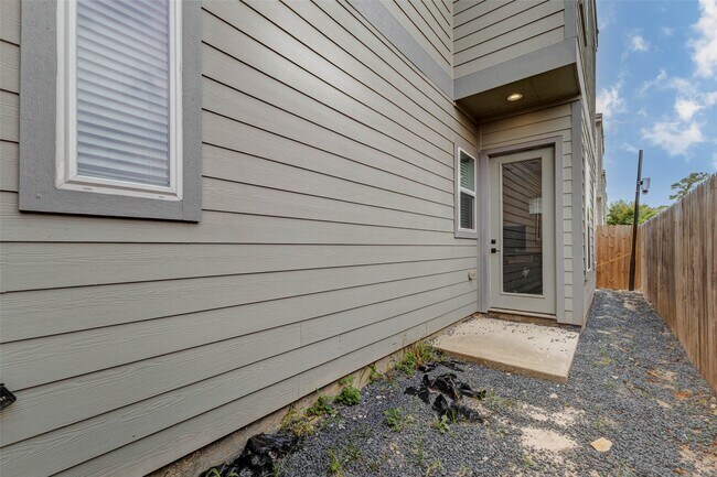 Building Photo - 5705 Elysian St
