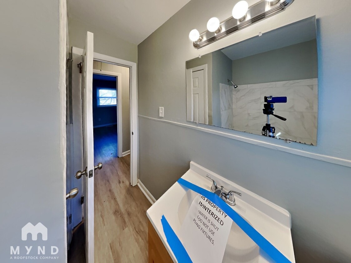 Building Photo - 303 Alda Dr