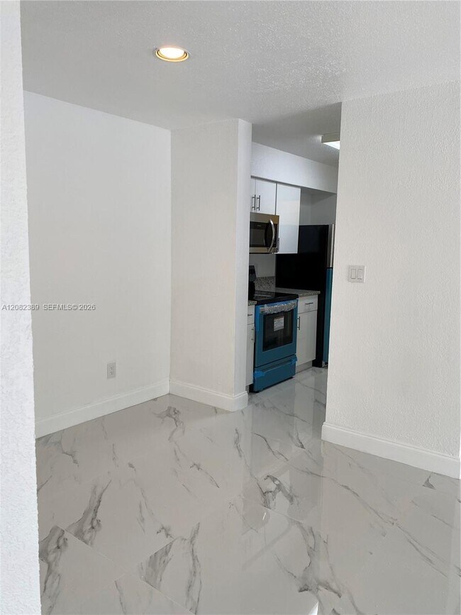 Building Photo - 733 Riverside Dr