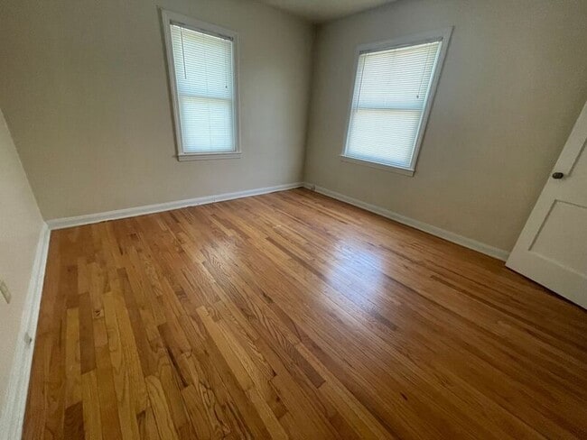 Building Photo - 1822 S Vermont Ave