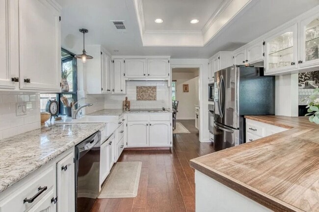 Building Photo - 8476 N Del Mar Ave