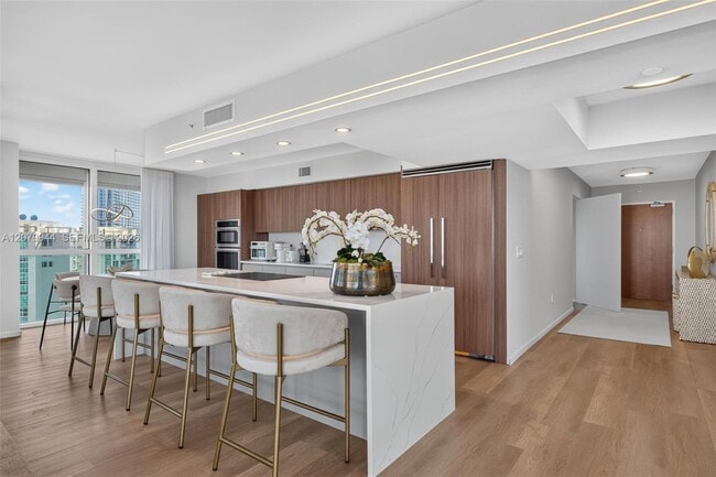 Building Photo - 16500 Collins Ave