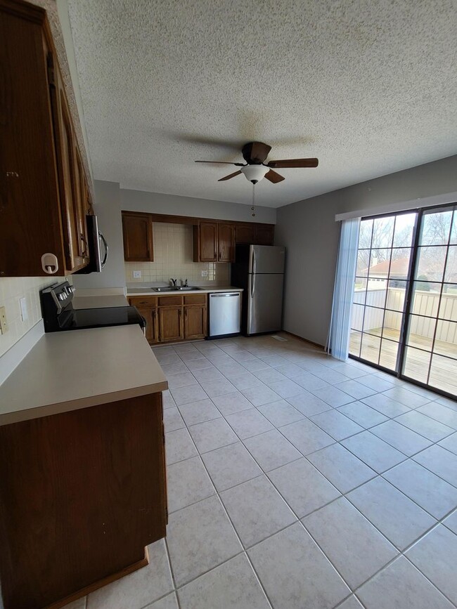Building Photo - 2 Bedroom 1.5 Bath Townhome