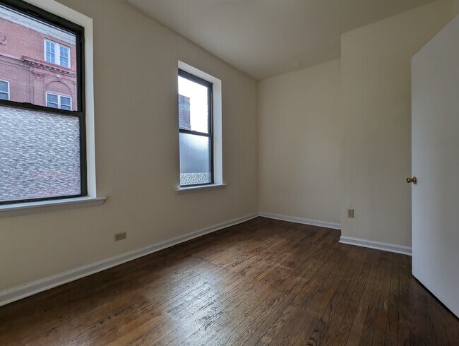 Building Photo - 3147 W Medill Ave
