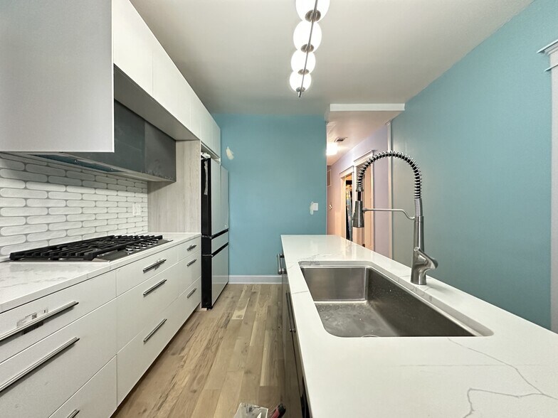 Building Photo - 3243 N Lakewood Ave