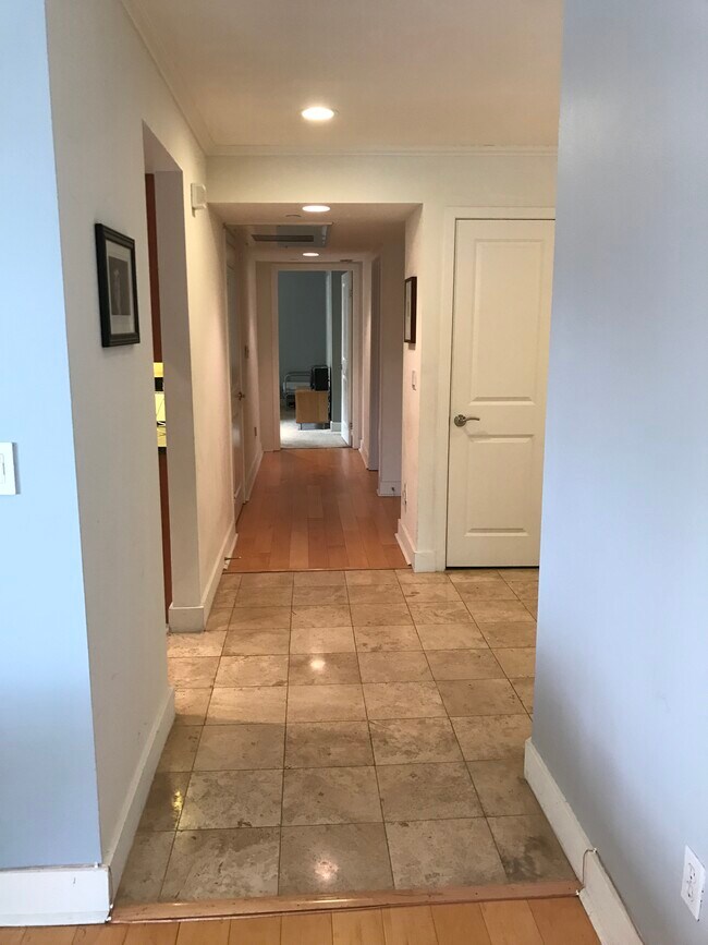 Building Photo - 1951 N Beachwood Dr