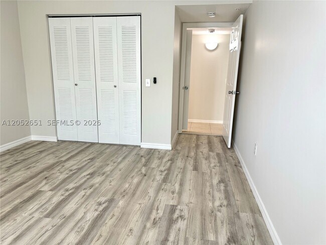 Building Photo - 1020 Villa Cir