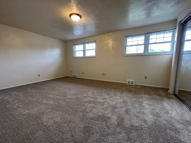 Building Photo - Wonderful Two Bedroom Townhouse in Plum! P...