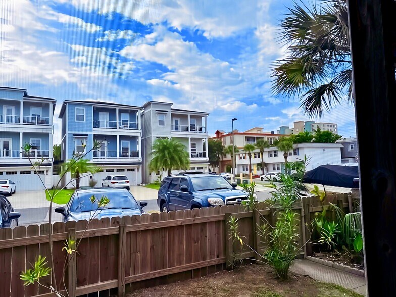 Building Photo - 208 12th Ave N