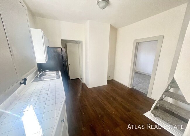 Building Photo - BEAUTIFUL SPACIOUS AND RENOVATED 3 BED 1 B...