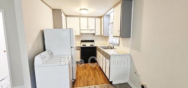 Building Photo - 524 Short St W
