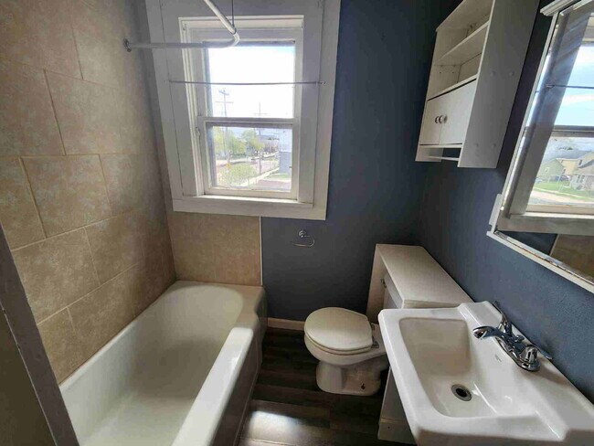 Building Photo - 2 Bed Duplex in Oshkosh, WI - Perfect for cozy living!