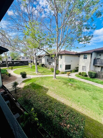 Building Photo - 1676 Maple Ave