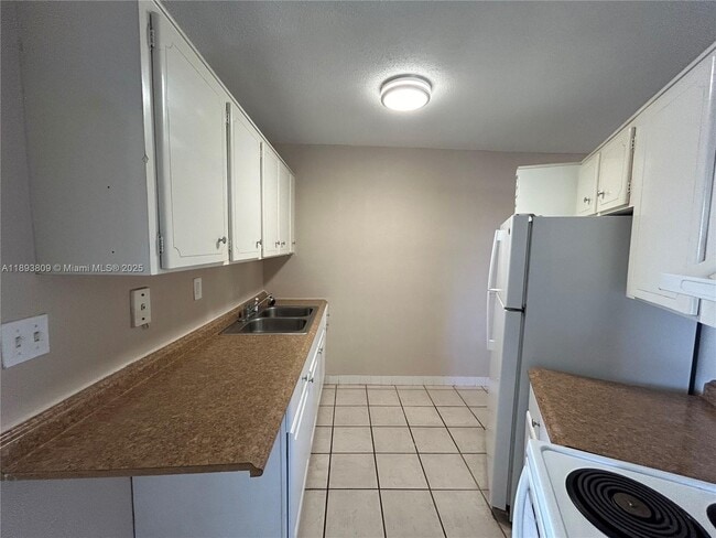 Building Photo - 3049 NW 9th Ave