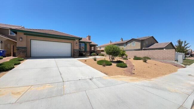 Building Photo - 3 BEDROOM VICTORVILLE HOME