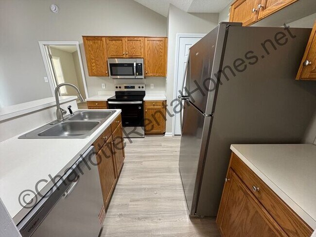 Building Photo - Beautifully updated 3-bedroom, 2-bathroom home for rent in Charlotte!