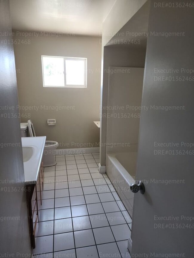 Building Photo - 3 Bedroom 2 Bath house