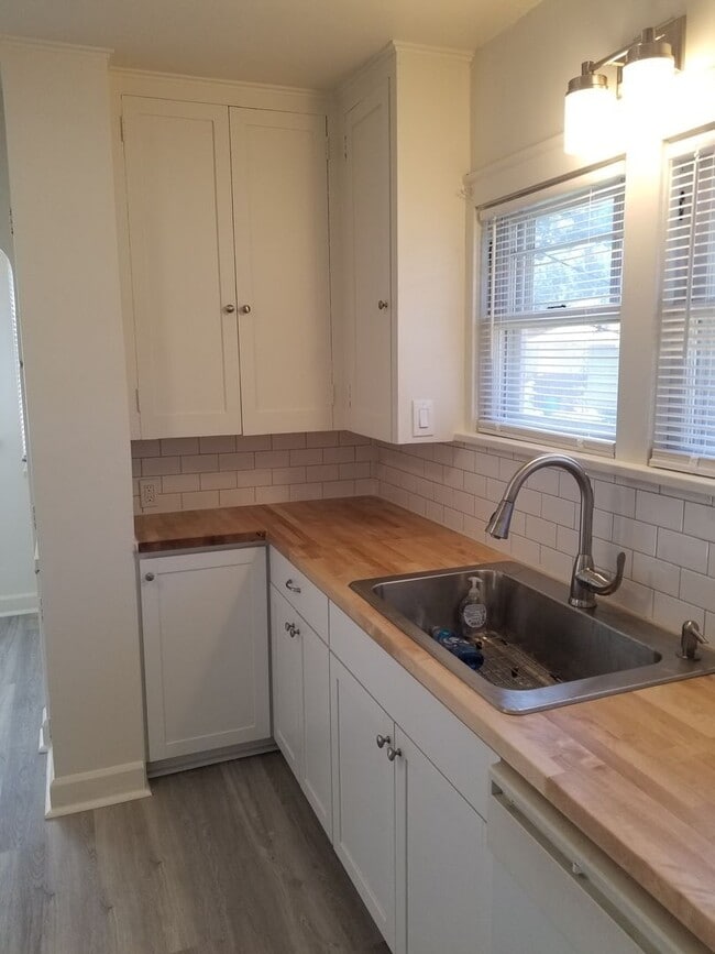 Building Photo - N. 25th Ave 2 bedroom Craftsman w/basement