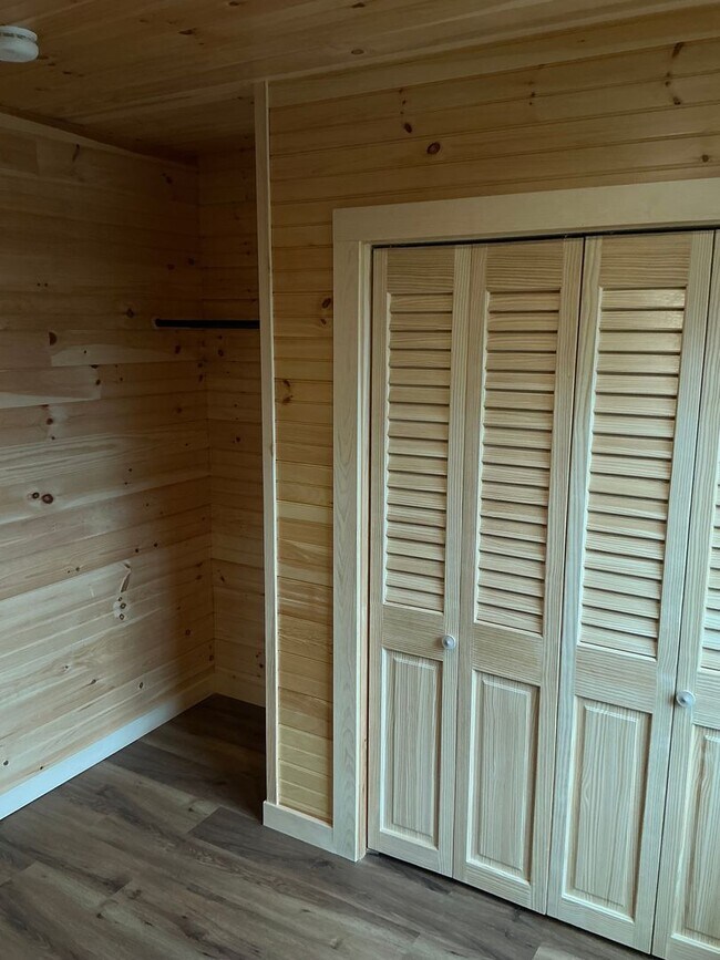 Building Photo - Quiet Country Living