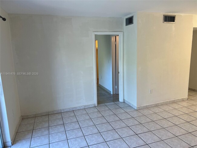 Building Photo - 6900 N Kendall Dr