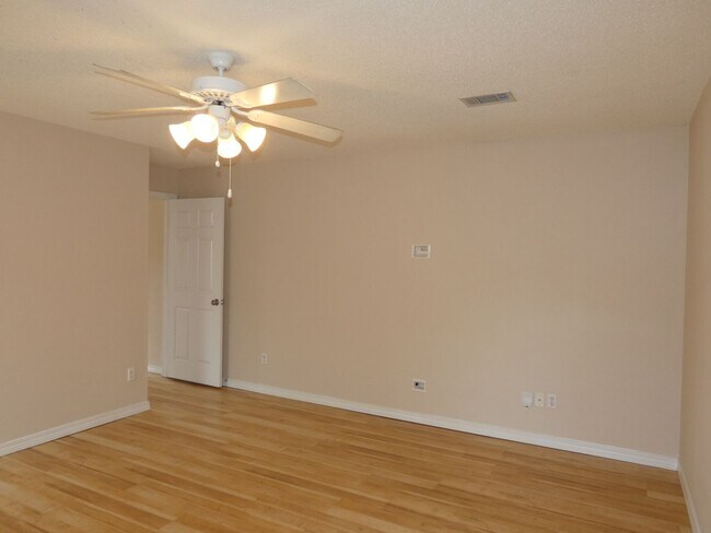 Building Photo - 3 Bedroom Home Near NAS Pensacola