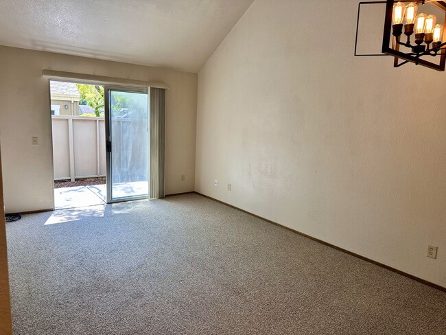 Building Photo - 2 Bedroom, 2 Bath Condo