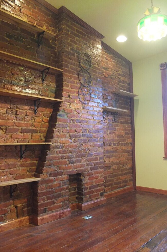 Building Photo - Beautiful Renovated Four bedroom Townhome