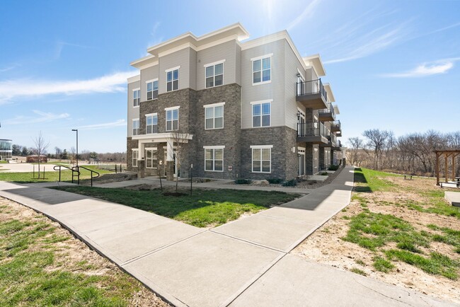 Building Photo - Spacious 1-Bedroom/1.5-Bath, End/Corner unit 201, available 8/1/26
