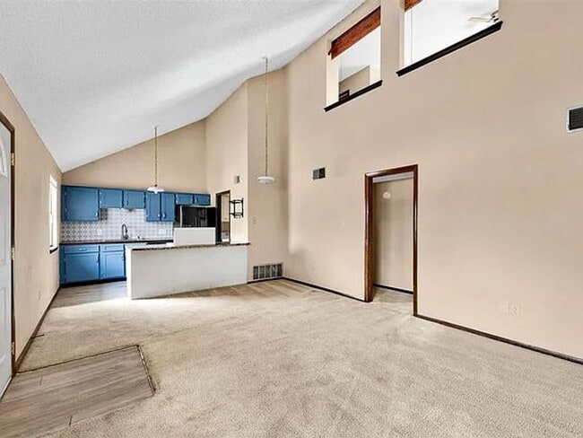 Building Photo - 2 Bed, 2 Bath Townhome | 1,600 Sq Ft | Near 52nd Gate