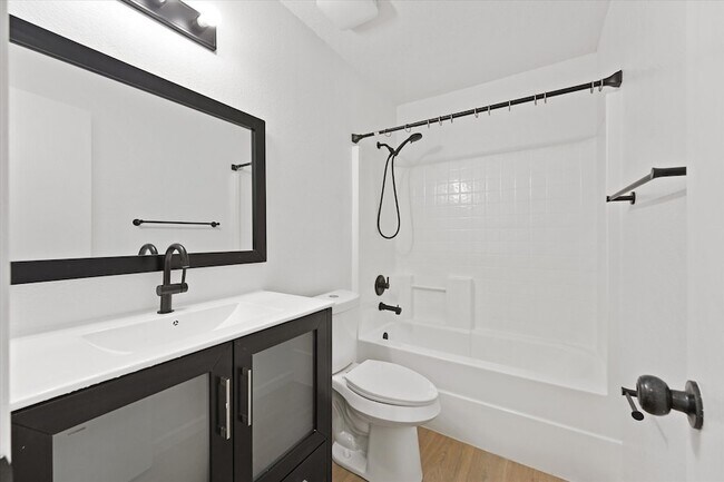 Building Photo - 702 Lowe Dr
