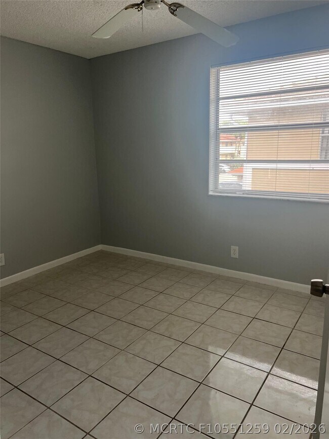 Building Photo - 1022 Twin Lakes Dr