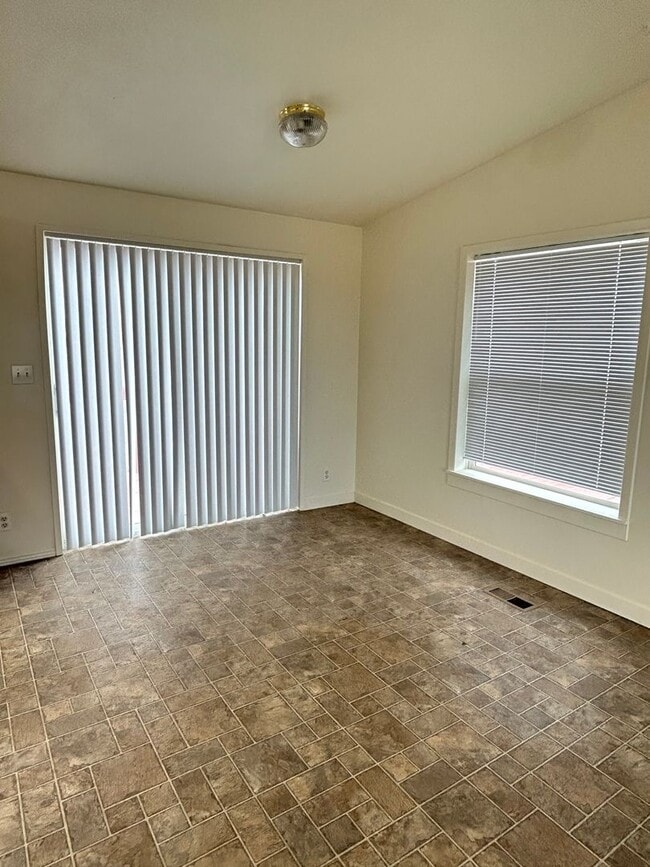 Building Photo - Home with Shop
