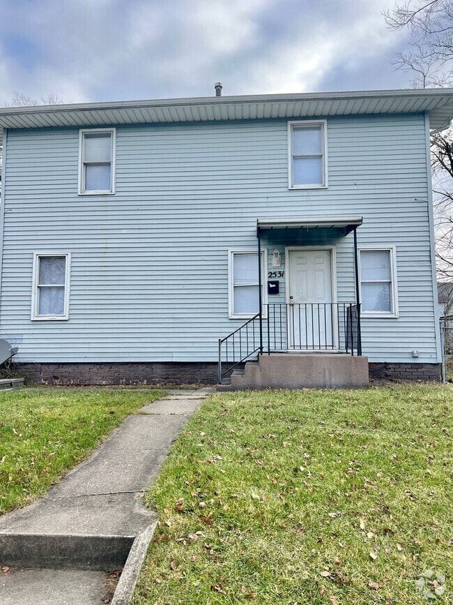 Building Photo - NEW LISTING! 3 BEDROOM HOUSE