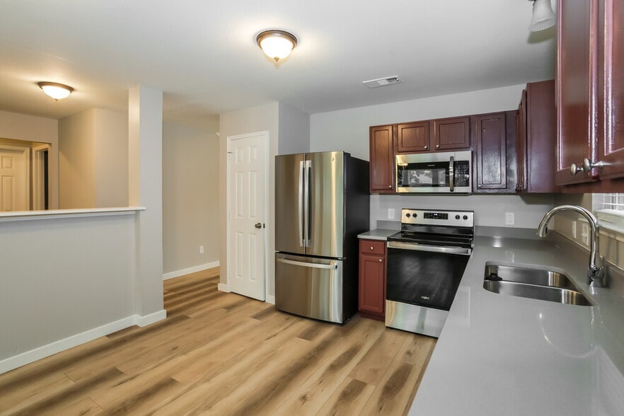 Building Photo - 2500 Briar Forest Dr