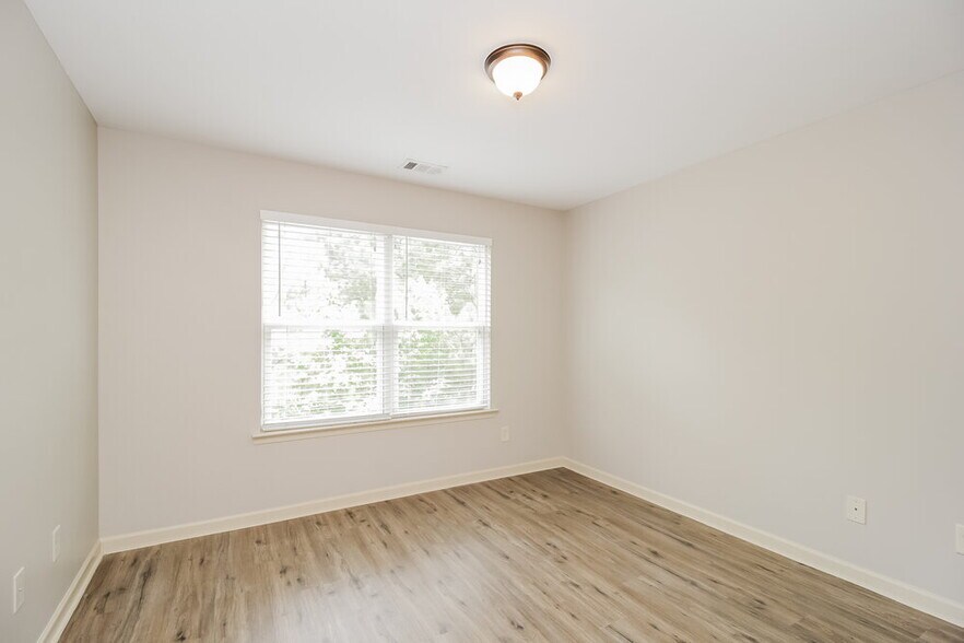 Building Photo - 38 Crescent Chase