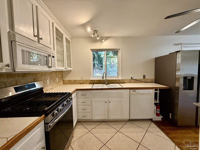 Building Photo - 5071 Springhill Dr