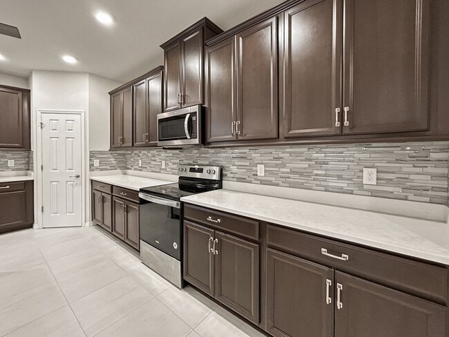 Building Photo - Riverview Gem – 4BR/2BA Home with Screened...