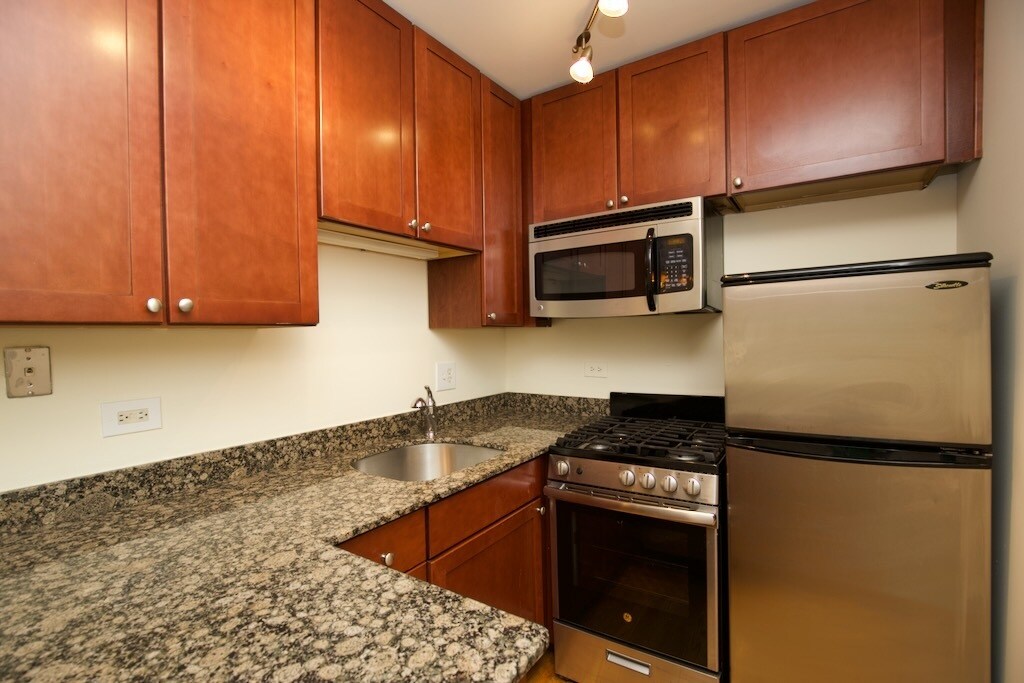 Building Photo - 675 W Wrightwood Ave