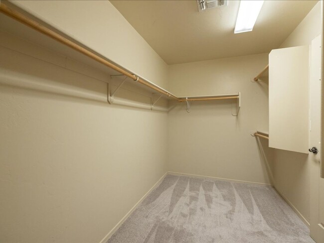 Building Photo - 4 Bedroom 2.5 Bathroom