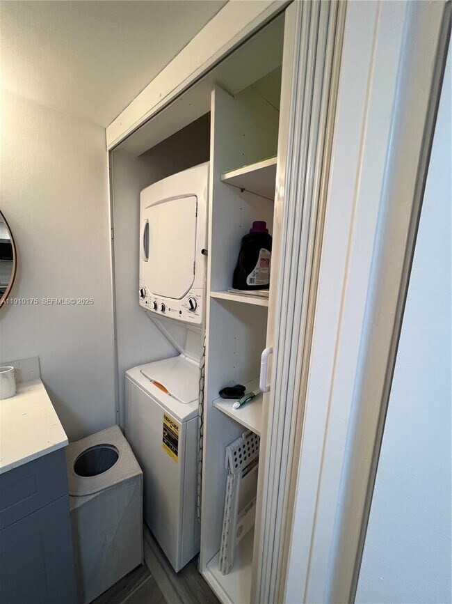 Building Photo - 540 Brickell Key Dr