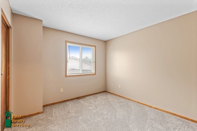 Building Photo - 3 Bedroom End Unit Townhouse
