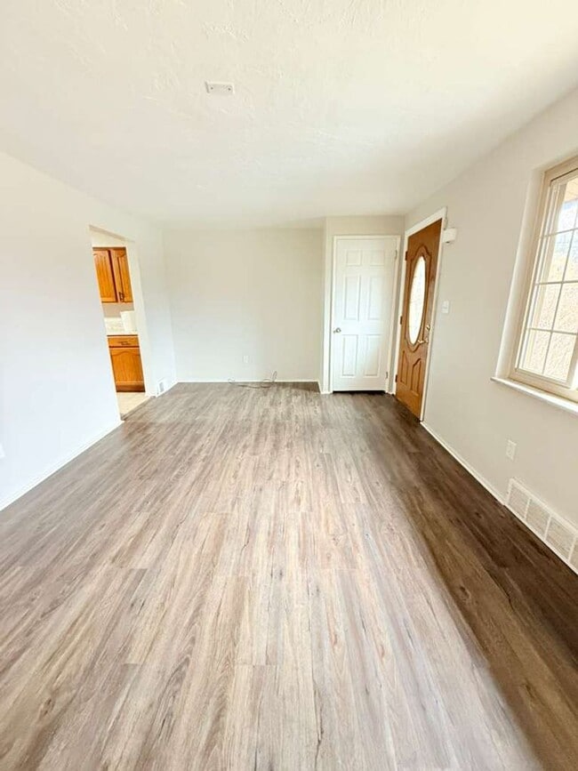 Building Photo - Updated 3BD 2BA Apartment Located in a Great Area!!