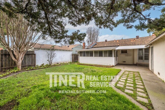 Building Photo - Tahoe Park Charmer with remodeled kitchen
