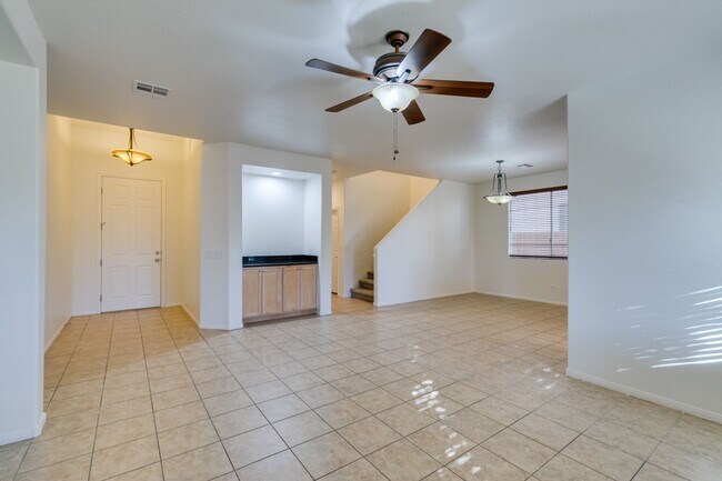 Building Photo - Great 3 bedroom house with a large loft an...
