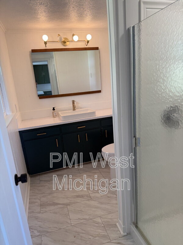 Building Photo - 12495 Oakwood Shores St