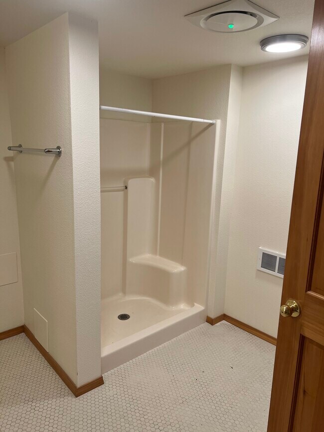 Shower - 2171 NE Multnomah St