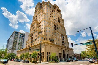 Building Photo - 2 bed/2 bath condo in Golden Triangle